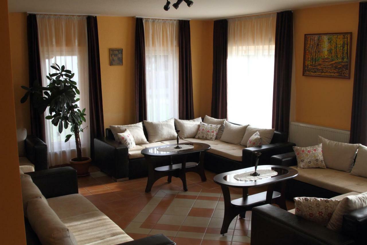 Viktor Vendeghaz Es Apartmanhaz Baktaloranthaza Экстерьер фото