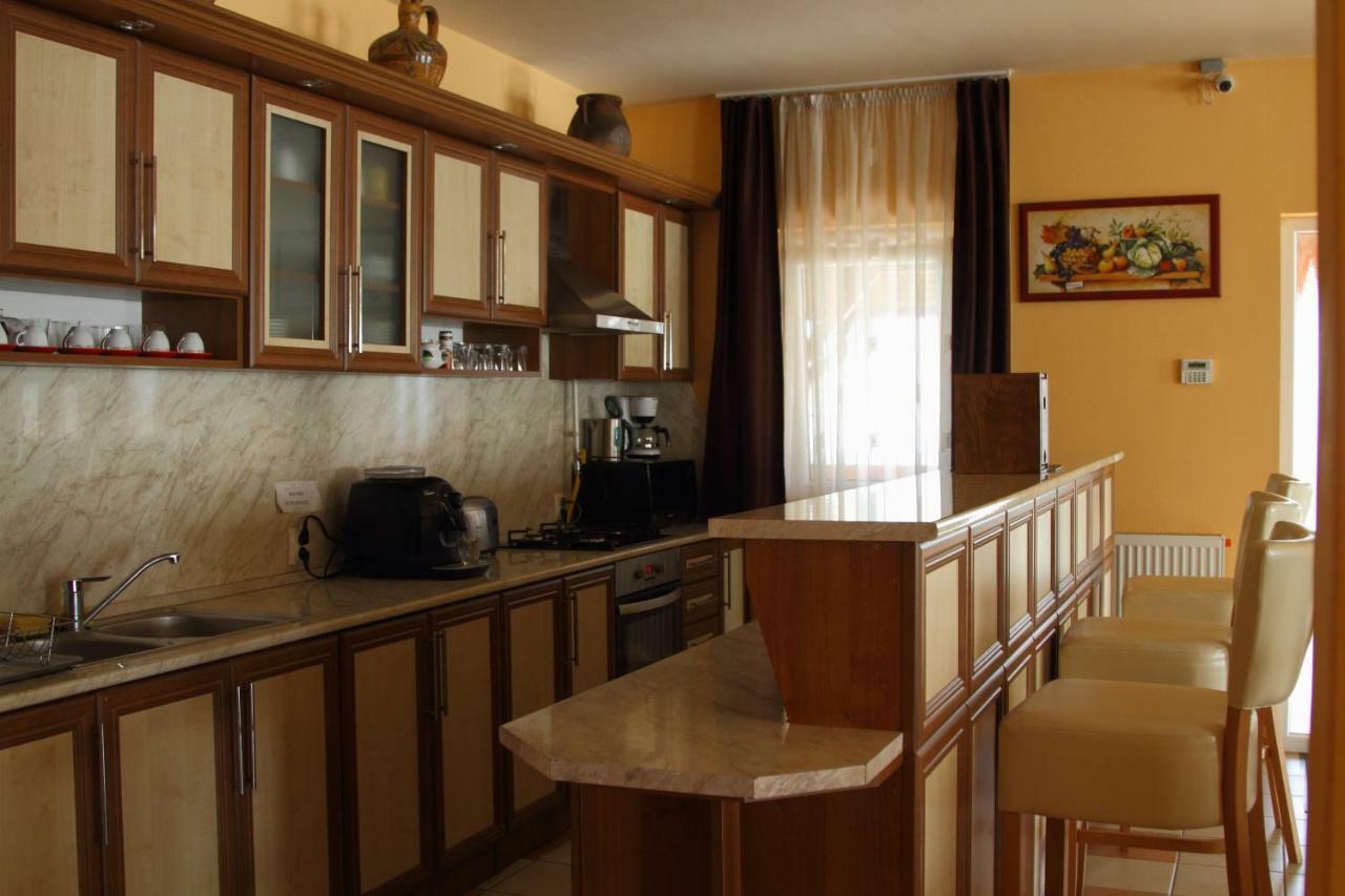 Viktor Vendeghaz Es Apartmanhaz Baktaloranthaza Экстерьер фото